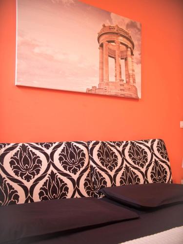a couch in a room with a picture on the wall at Juliette Rooms in Iesi