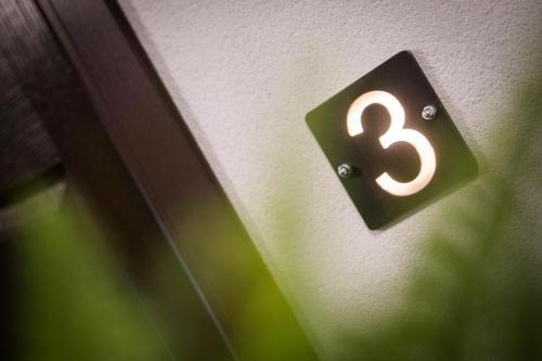 a lightswitch with the number eight on a wall at Nest in Drobeta-Turnu Severin