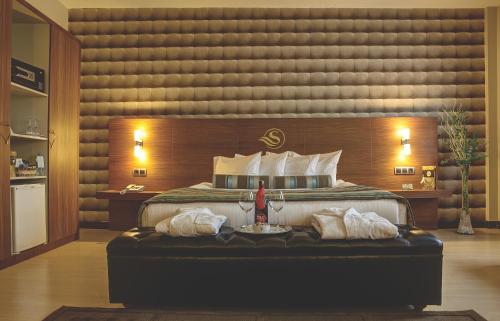 Cama ou camas em um quarto em Susuzlu Atlantis Hotel