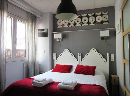 Ένα ή περισσότερα κρεβάτια σε δωμάτιο στο Logis Hôtel des Causses