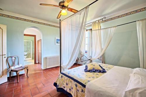 Ένα ή περισσότερα κρεβάτια σε δωμάτιο στο Villa Reale by PosarelliVillas