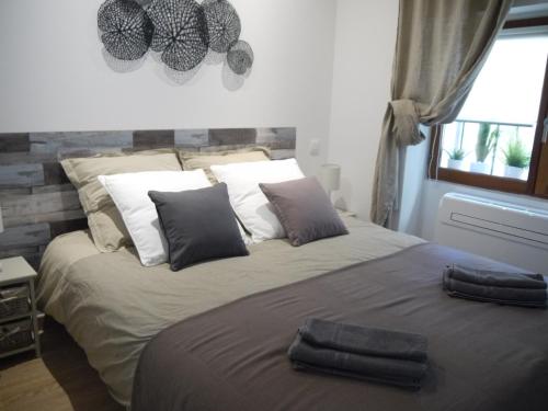 Vieille Ville 2 - La Petite Maison à Safranier, 2 bedrooms, max 4 adults and 2 kids في أنتيب: غرفة نوم بسرير كبير عليها منشفتين