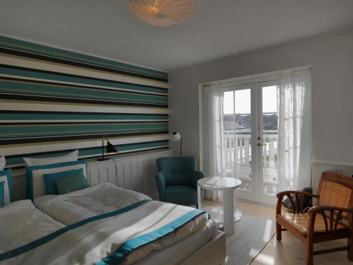Ένα ή περισσότερα κρεβάτια σε δωμάτιο στο Strandhotellet