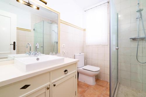 a bathroom with a sink and a toilet and a shower at Vivaldi Valencia in Valencia