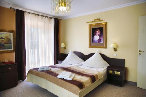 A bed or beds in a room at Willa Alexander Resort & SPA - caloroczny BASEN kryty, szybkie Wifi!