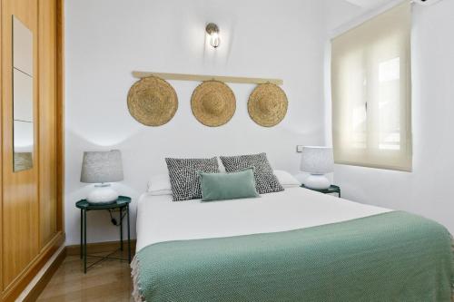 een slaapkamer met een groot wit bed en twee lampen bij Gran Vía - Tu Apartamento Ideal para Disfrutar Madrid al Máximo in Madrid