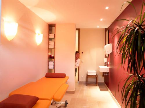 ベーヴェルンゲンにあるLandhotel Weserblickの廊下の病室とベンチ付き