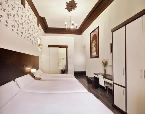 Alhambra Suites 객실 침대