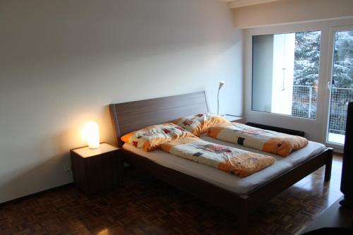 מיטה או מיטות בחדר ב-Lichtdurchflutete Ferienwohnung mit Panorama-Sicht und Schwimmbad/Sauna