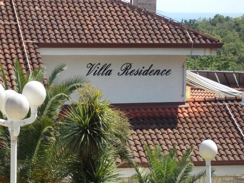 a sign on the side of a building at Villa Residence Ičići in Ičići