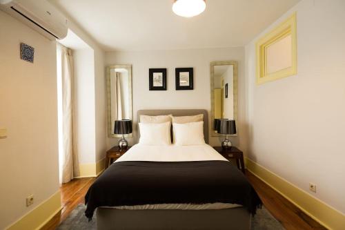 リスボンにあるOlá Lisbon - Rato IIIのベッドルーム1室(ランプ2つ、窓2つ付)