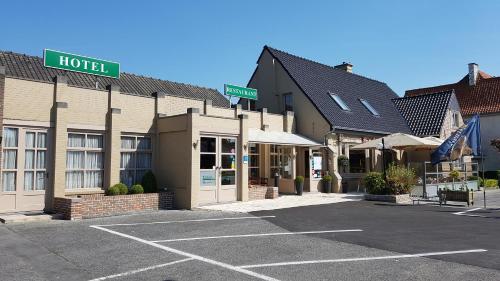a parking lot in front of a hotel at Hostellerie Daiseldaele in Dadizele