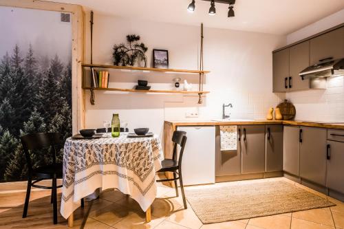 een keuken met een tafel met een tafelkleed erop bij Kasprowy Wierch in Zakopane