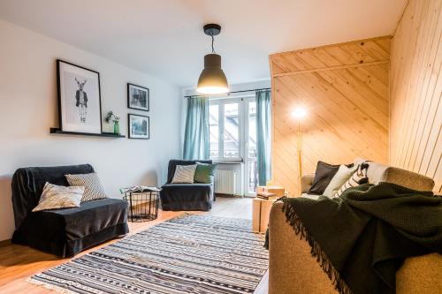 een woonkamer met twee stoelen en een kleed bij Kasprowy Wierch in Zakopane