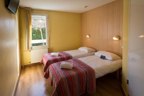 En eller flere senge i et værelse på Fasthotel Annecy