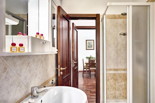 Kúpeľňa v ubytovaní Caruso 4 by Villasandco RentalSorrento
