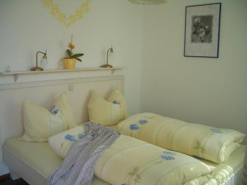 ノネンホルンにあるVilla Linke am Bodenseeのベッド(枕付)が備わる客室です。
