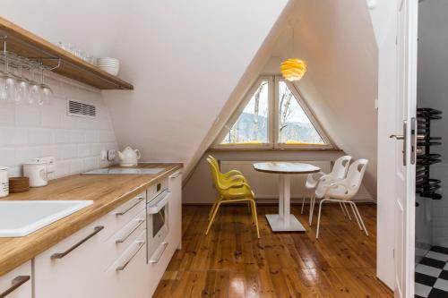 ザコパネにあるApartament Hilltomのキッチン(テーブル、椅子付)、窓