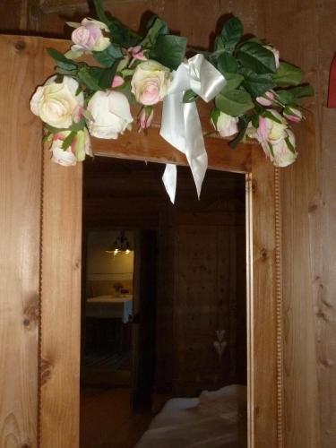 a wreath on a mirror with roses on it at Landhaus Strickenmacher in Sillian