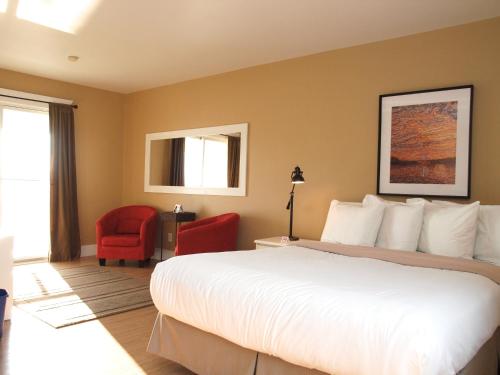 Giường trong phòng chung tại Sands on Golden Lake