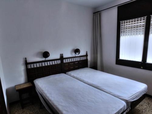 サガロにあるE31052 les mimosesのベッドルーム1室(ツインベッド2台、窓付)