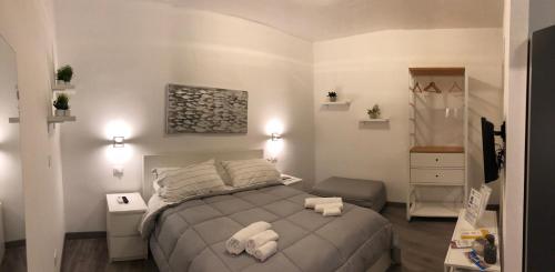 パレルモにあるAppartamento san Domenicoのベッドルーム1室(ベッド1台、白いタオル付)