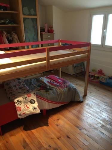 Cette chambre comprend une mezzanine avec un oreiller. dans l'établissement Maison de village, à Velleron