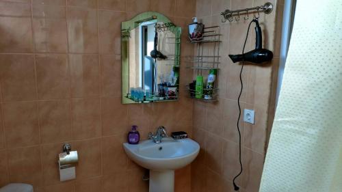 un baño con lavabo y espejo en Apartment Avlabari (In old Tbilisi), en Tiflis