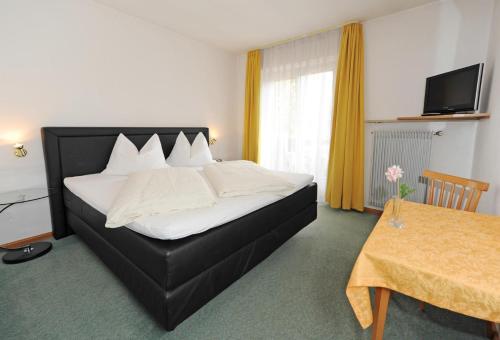 Кровать или кровати в номере Hotel Pension Schweitzer