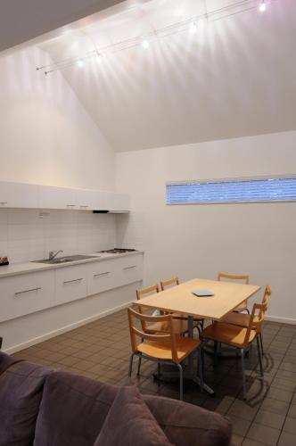 Una cocina o zona de cocina en Ashmont Motel and Apartments