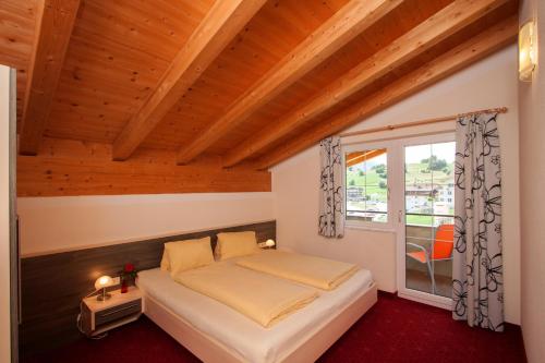 Schlafzimmer mit einem Bett und einem Fenster in der Unterkunft Haus Esper in Ladis