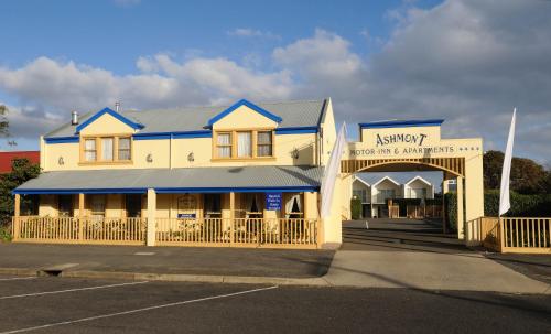 Un edificio con un cartel en el frente. en Ashmont Motel and Apartments, en Port Fairy