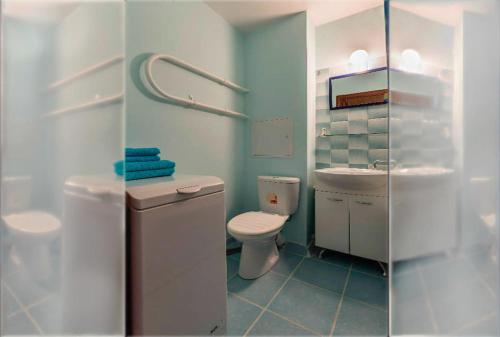 モスクワにあるDearHome Kvalynskiy bulvarのバスルーム(トイレ、洗面台付)