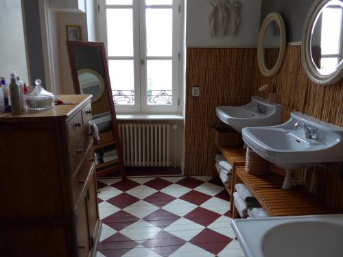 a bathroom with two sinks and two mirrors at B&B Au Pain Quotidien in Barizey
