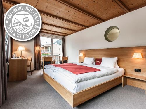 um quarto de hotel com uma cama e uma placa em Engadiner Boutique-Hotel GuardaVal em Scuol