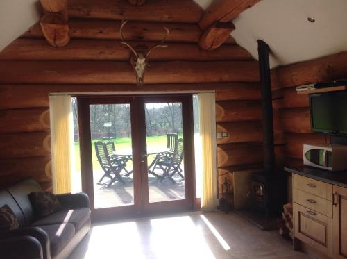 Χώρος καθιστικού στο lyne view, log cabin