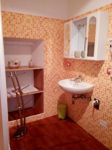 a bathroom with a sink and a mirror at Villa dei Pescatori in LʼAquila