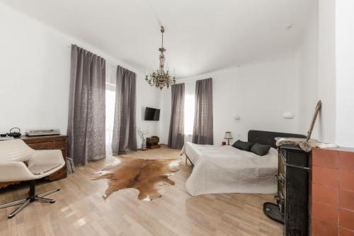 A television and/or entertainment centre at Schloss Pesenbach Chalet im Freizeitland Feldkirchen an der Donau