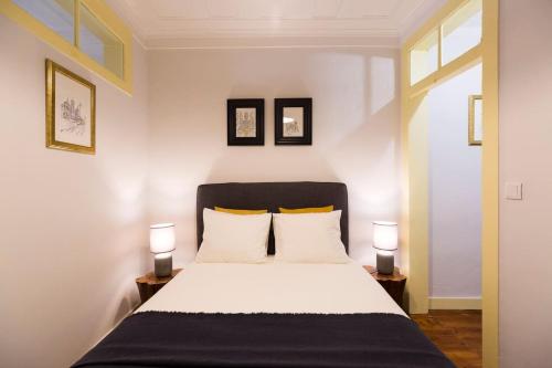 1 dormitorio con 1 cama grande y 2 lámparas en Olá Lisbon - Rato Terrace IV en Lisboa