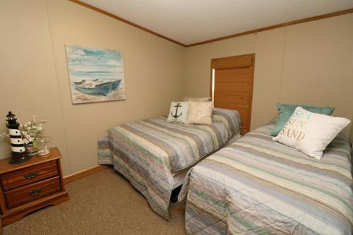 A bed or beds in a room at Island Club #101