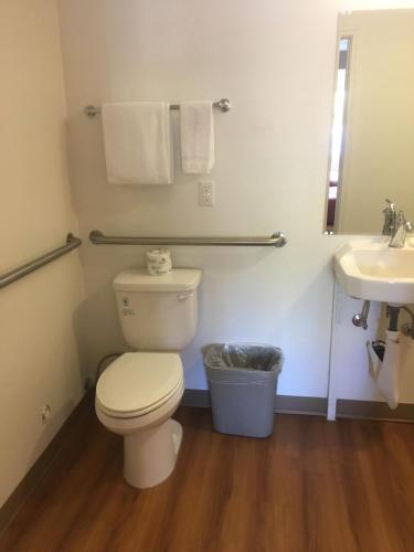 Ένα μπάνιο στο Motel 6-Bremerton, WA