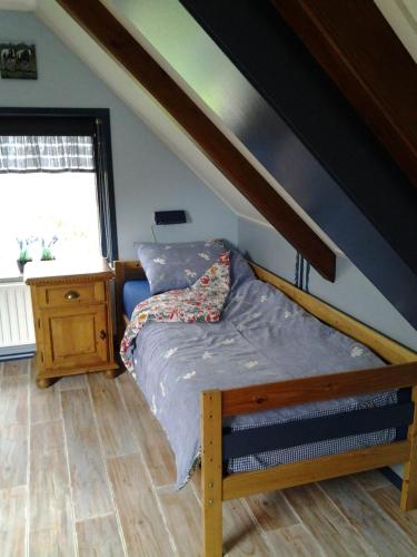 a small bedroom with a bed and a window at Bed & Breakfast “ Gastvrij onthaal “ in Een-West