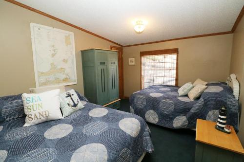 a hotel room with two beds and a table at Island Club #98 in Put-in-Bay