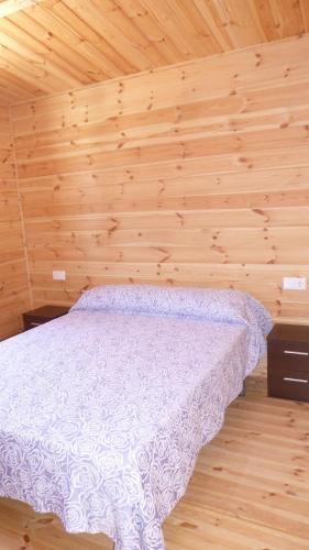 タベルネス・デ・ラ・バルディグナにあるChalet Emmaの木製の壁のベッドルーム1室