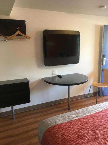 Μια τηλεόραση ή/και κέντρο ψυχαγωγίας στο Motel 6-Bremerton, WA