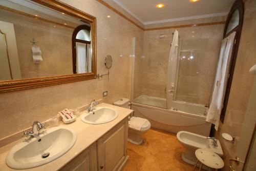 a bathroom with two sinks and a shower and a toilet at Locanda Ca' del Brocchi in Venice