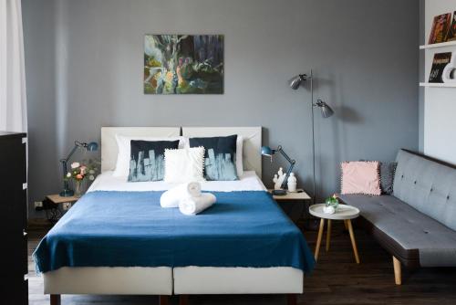 een slaapkamer met een bed met een knuffeldier erop bij Vinyl Apartment Old Town in Krakau