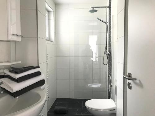 ヴァーネミュンデにあるApartment Warnemünde 14の白いバスルーム(シャワー、トイレ付)