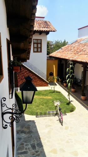 a bike parked in the courtyard of a house at Casa Tequio in San Cristóbal de Las Casas
