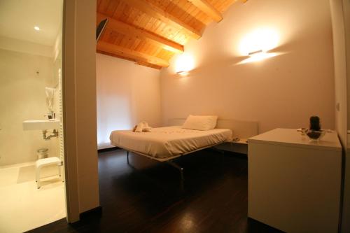 a small room with a bed and a bathroom at 15.92 Hotel in Cazzago di Pianiga